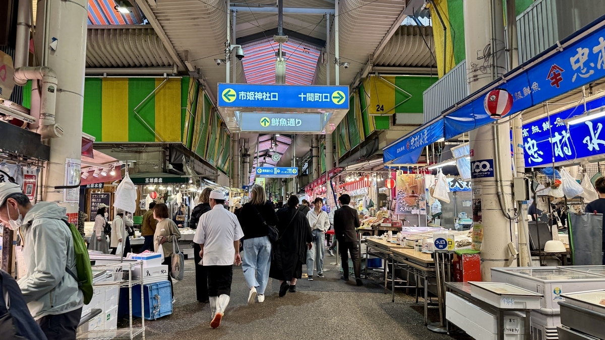 金沢の近江町市場に並ぶ鮮魚店と買い物客