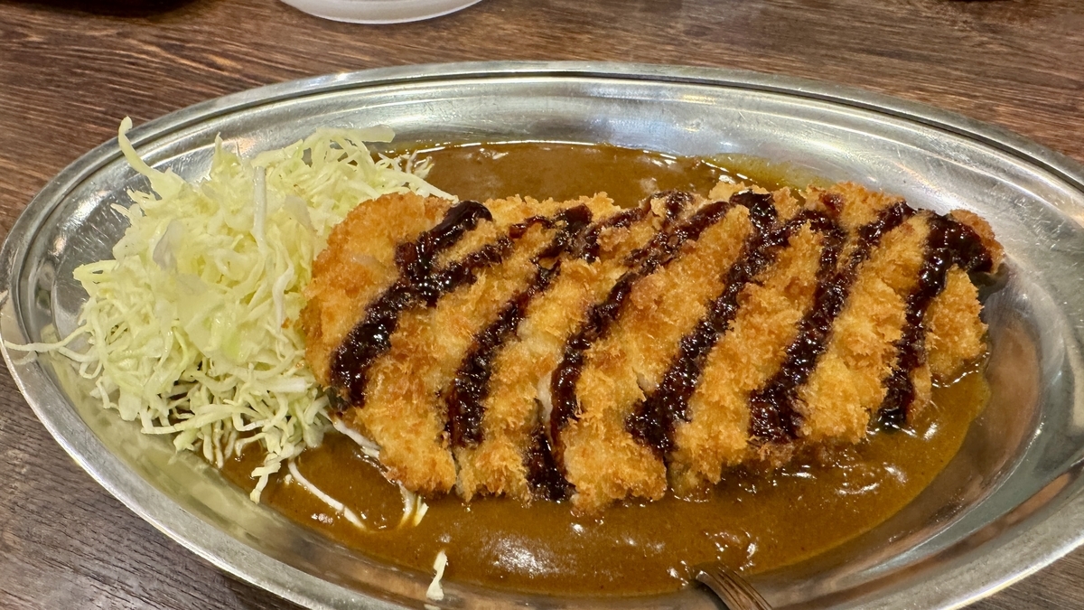 カレーのチャンピオンのカツにソースがかかった金沢カレー