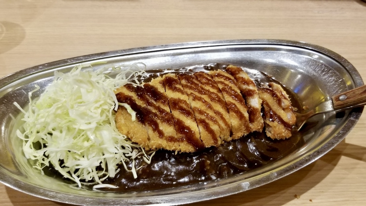 ゴーゴーカレーのカツと千切りキャベツを載せた金沢カレー