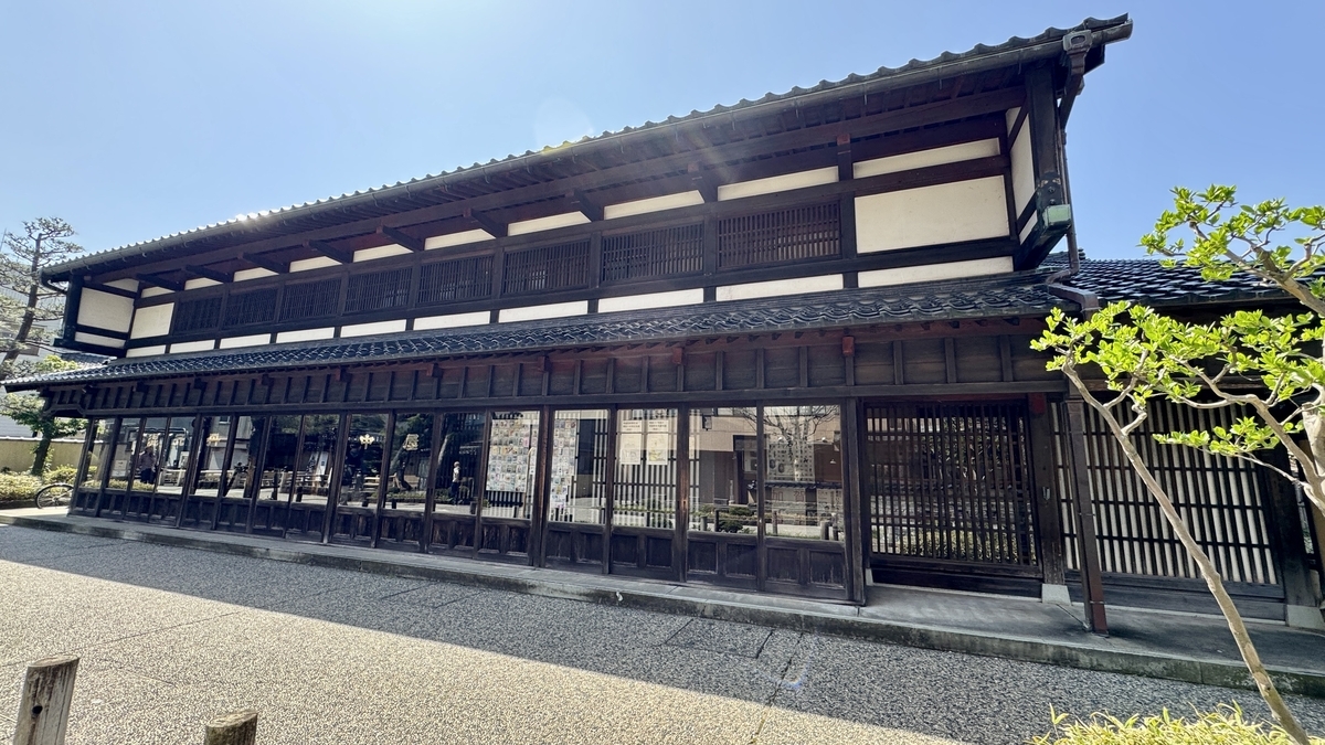 格子戸と黒瓦が印象的な金沢市老舗記念館の町家建築