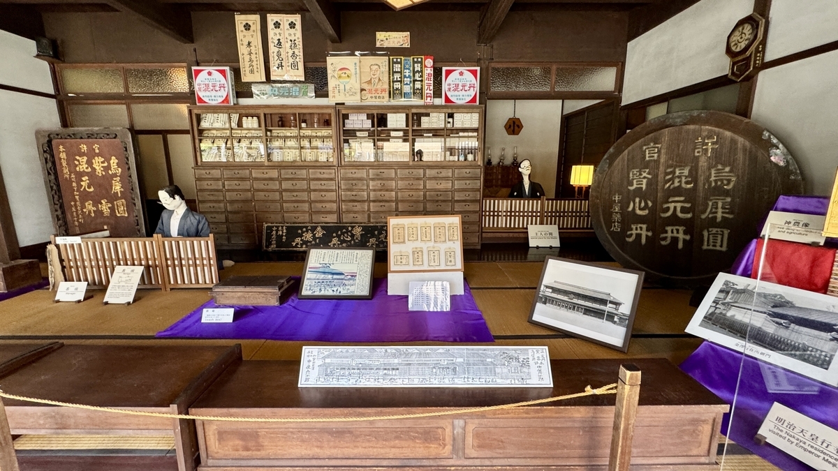 明治期の薬種商を再現したみせの間の全景