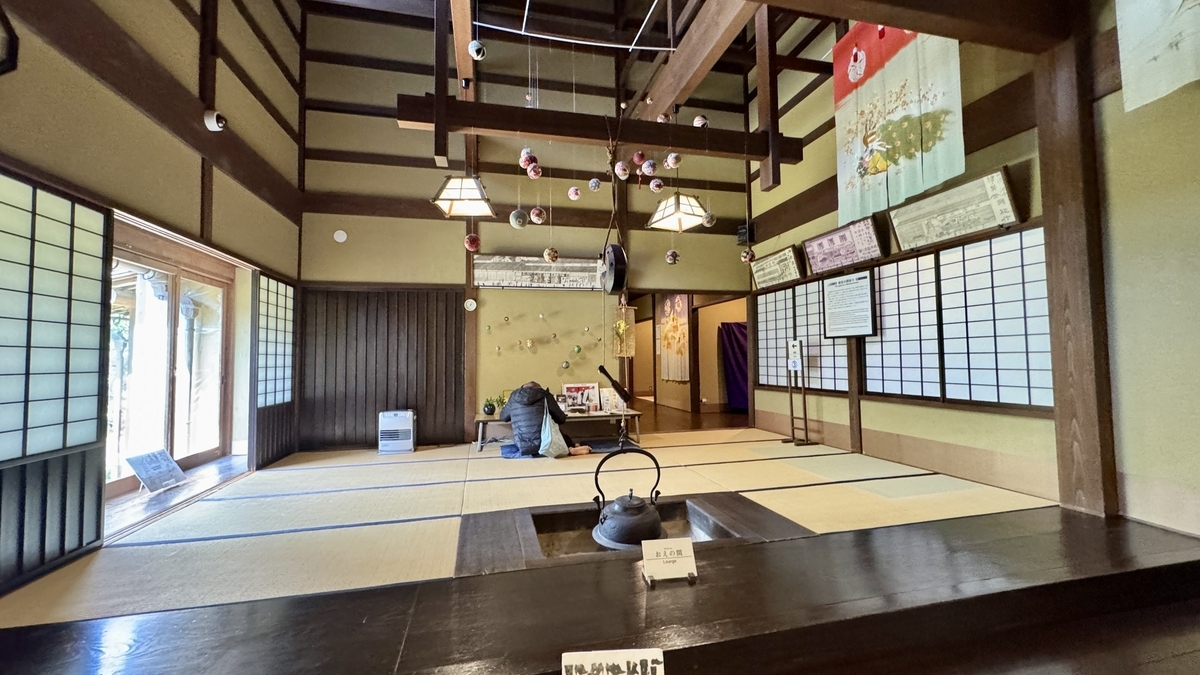囲炉裏と手毬飾りがある金沢市老舗記念館のおえの間