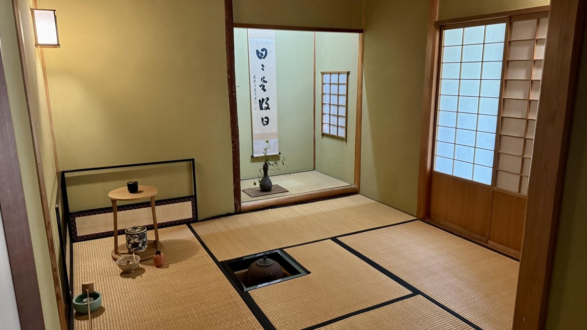 炉と床の間を備えた金沢市老舗記念館の茶室
