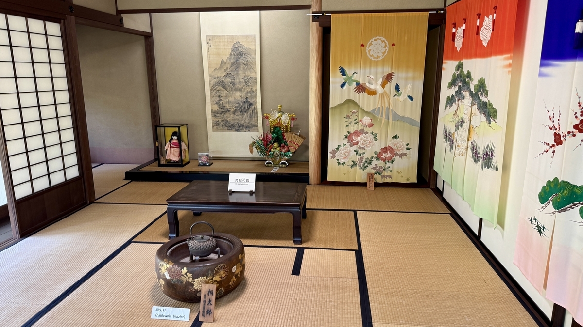 花嫁のれんと桐火鉢が飾られた書院の間