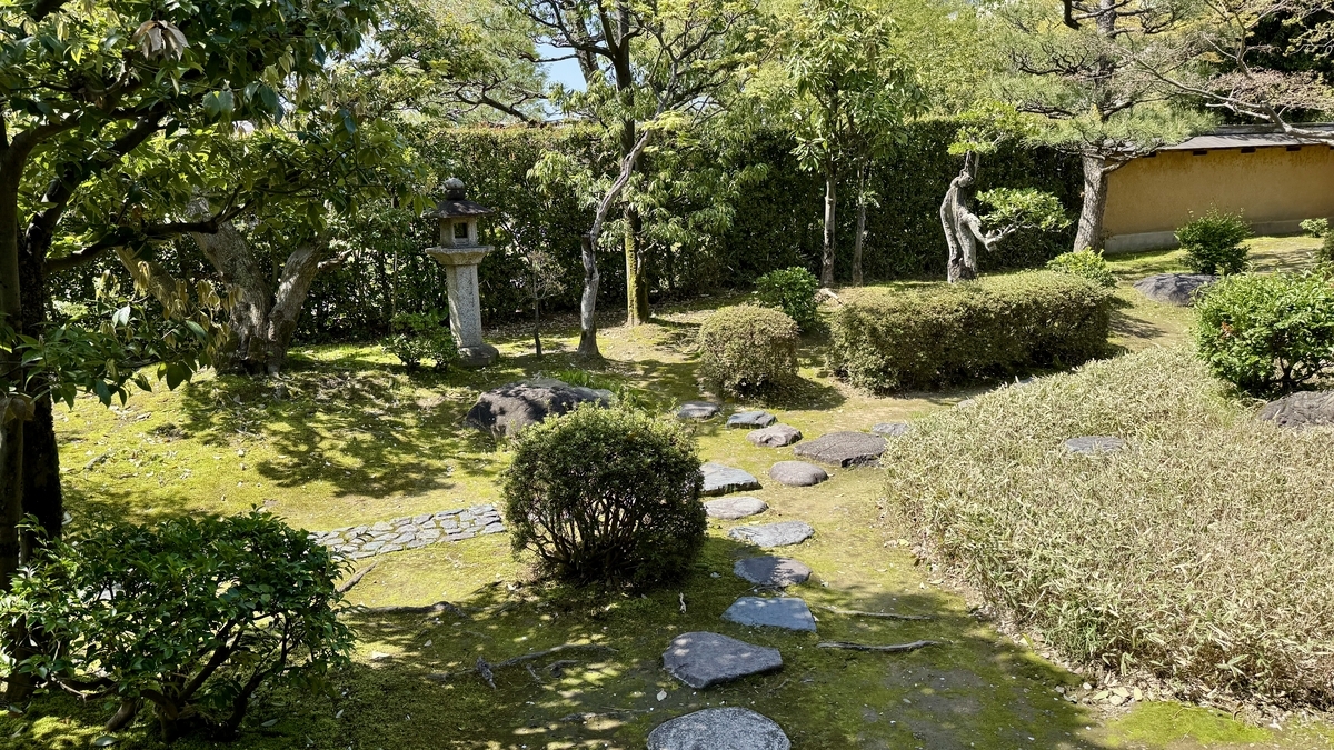 苔と飛び石と石灯籠が配された金沢市老舗記念館の日本庭園