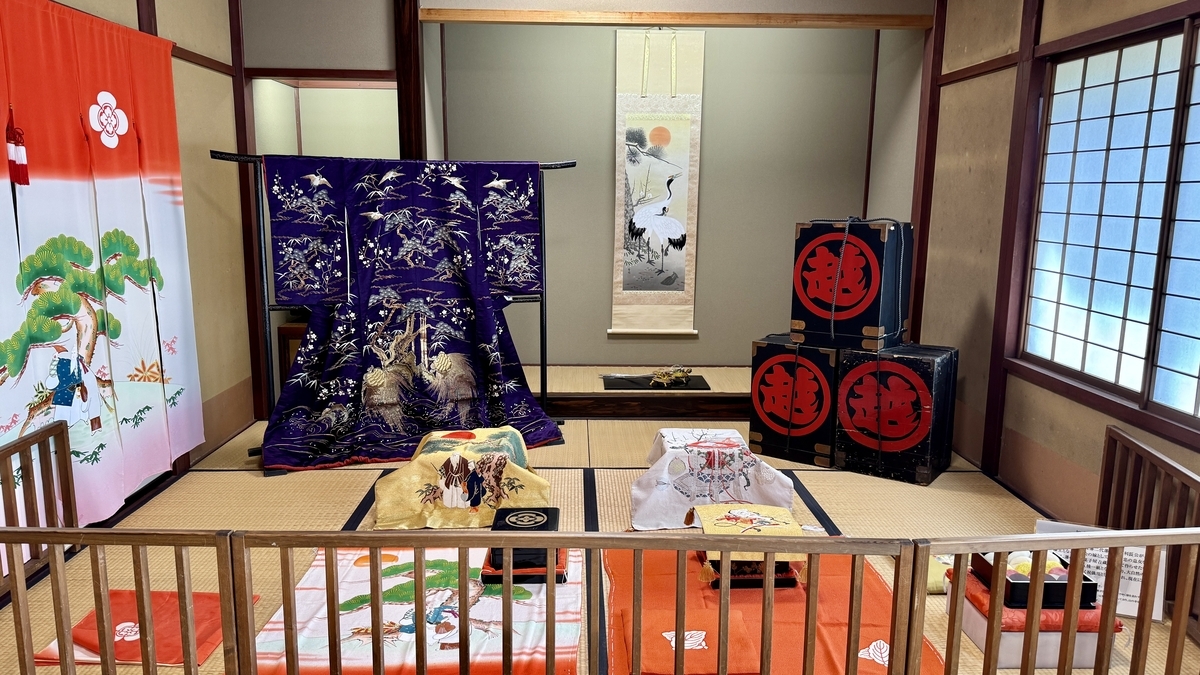 花嫁衣装と花嫁のれんが並ぶ婚礼文化の展示室