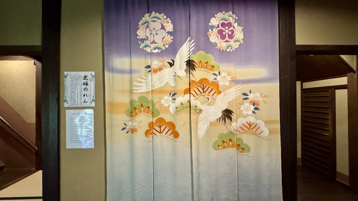 鶴と松が描かれた加賀の花嫁のれん