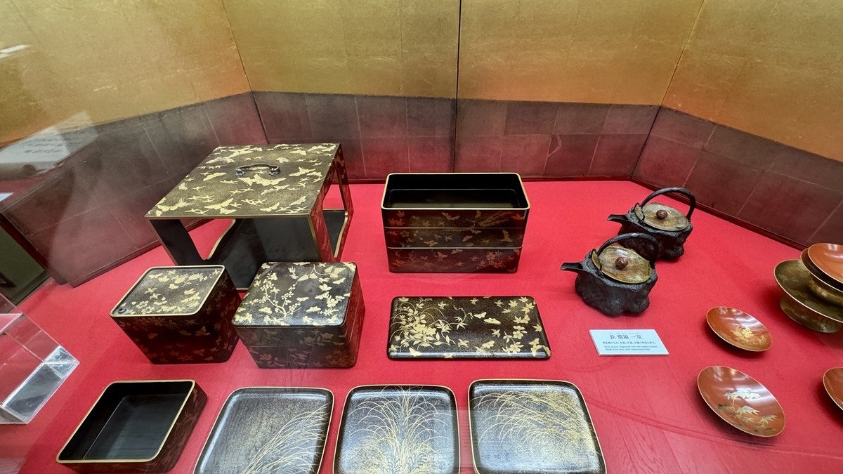 蒔絵の重箱や膳が並ぶ金沢老舗百年展の展示