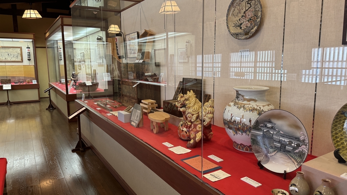 九谷焼の壺や飾り皿などが並ぶ老舗百年展の展示