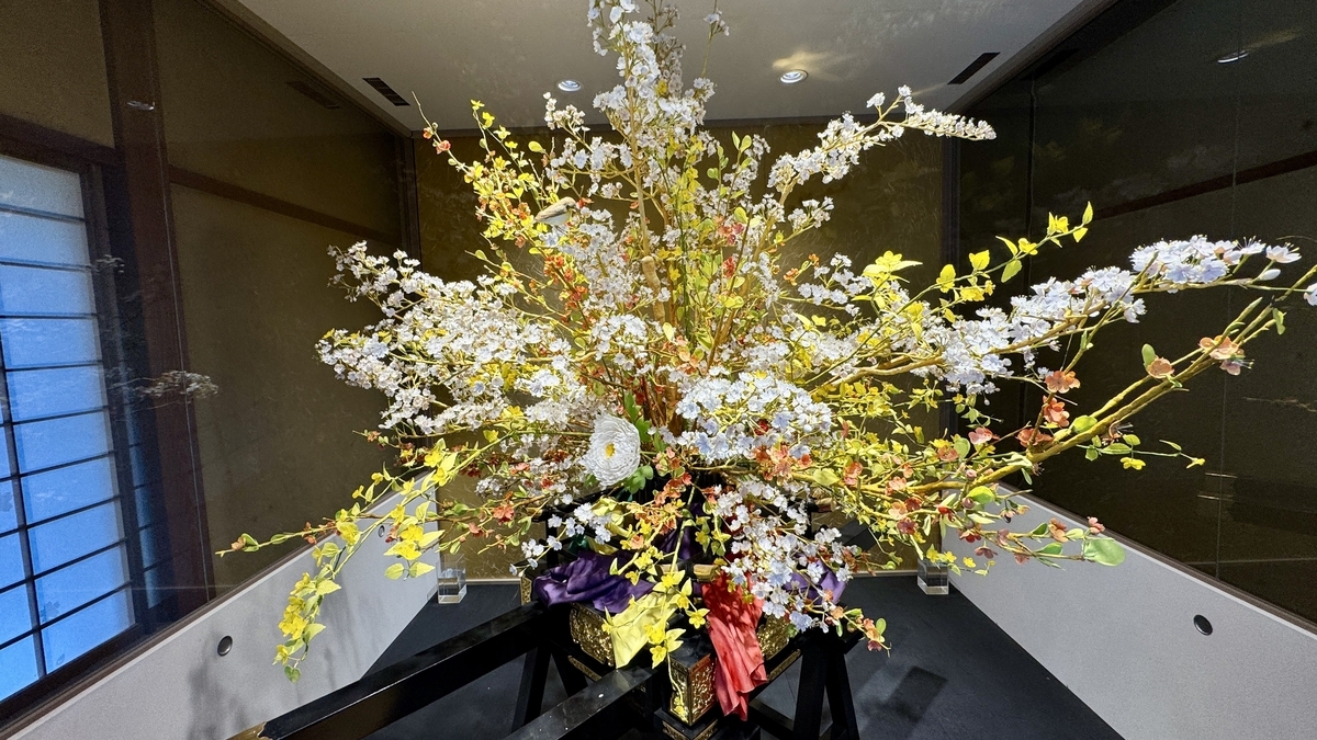 桜や山吹の菓子細工が咲き広がる花御輿