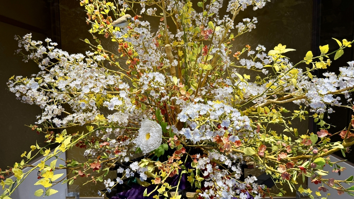 一万三千枚の花びらで作られた花御輿の菓子細工