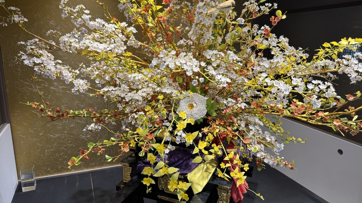 白や黄色の花が立体的に広がる工芸菓子の花御輿