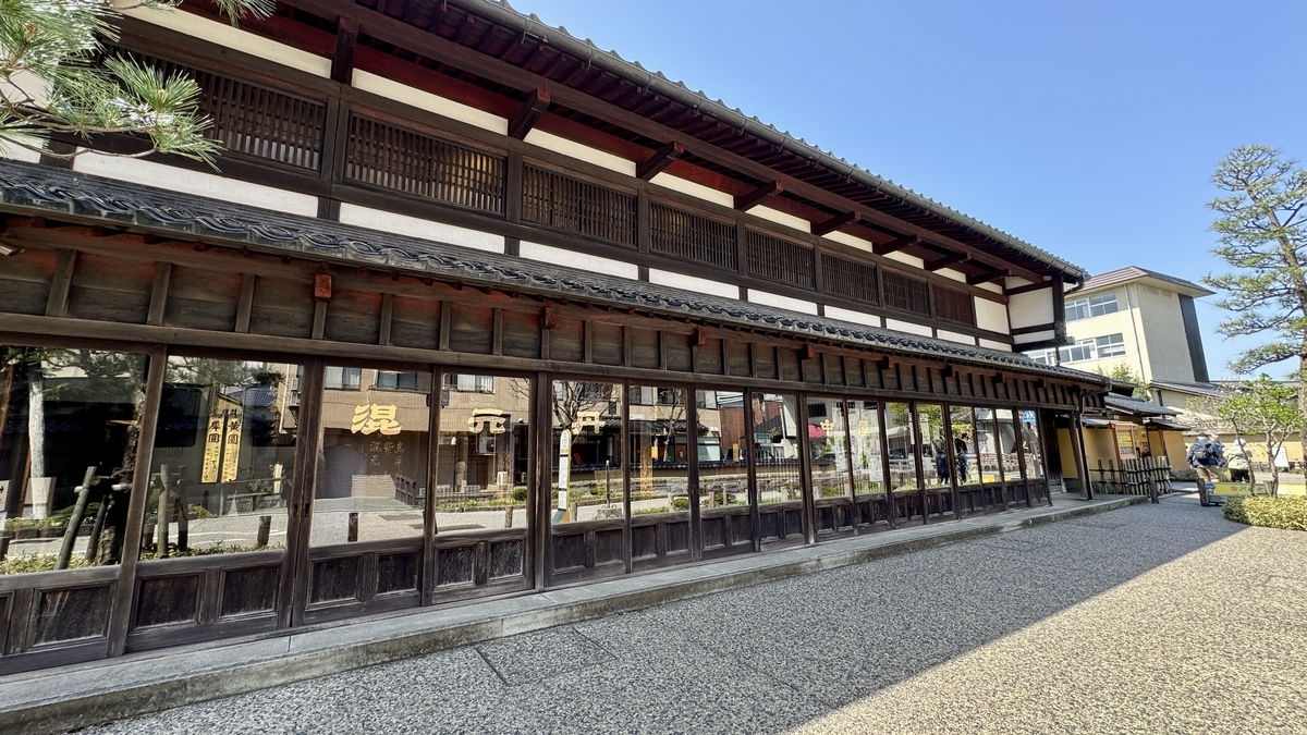 中屋薬舗の暖簾が見える金沢市老舗記念館の長い格子窓