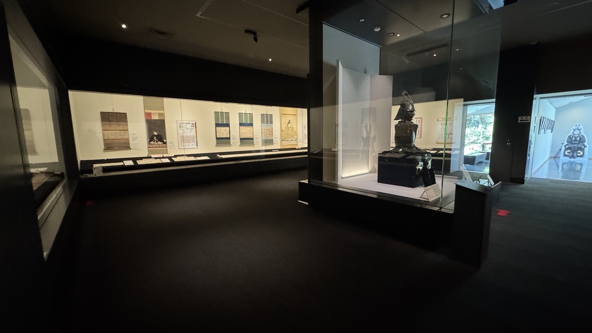 古文書や掛け軸と甲冑が展示された前田土佐守家資料館の第一展示室