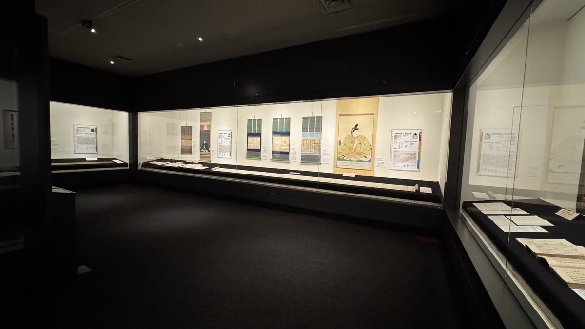 掛け軸や絵画、古文書が並ぶ第一展示室の様子