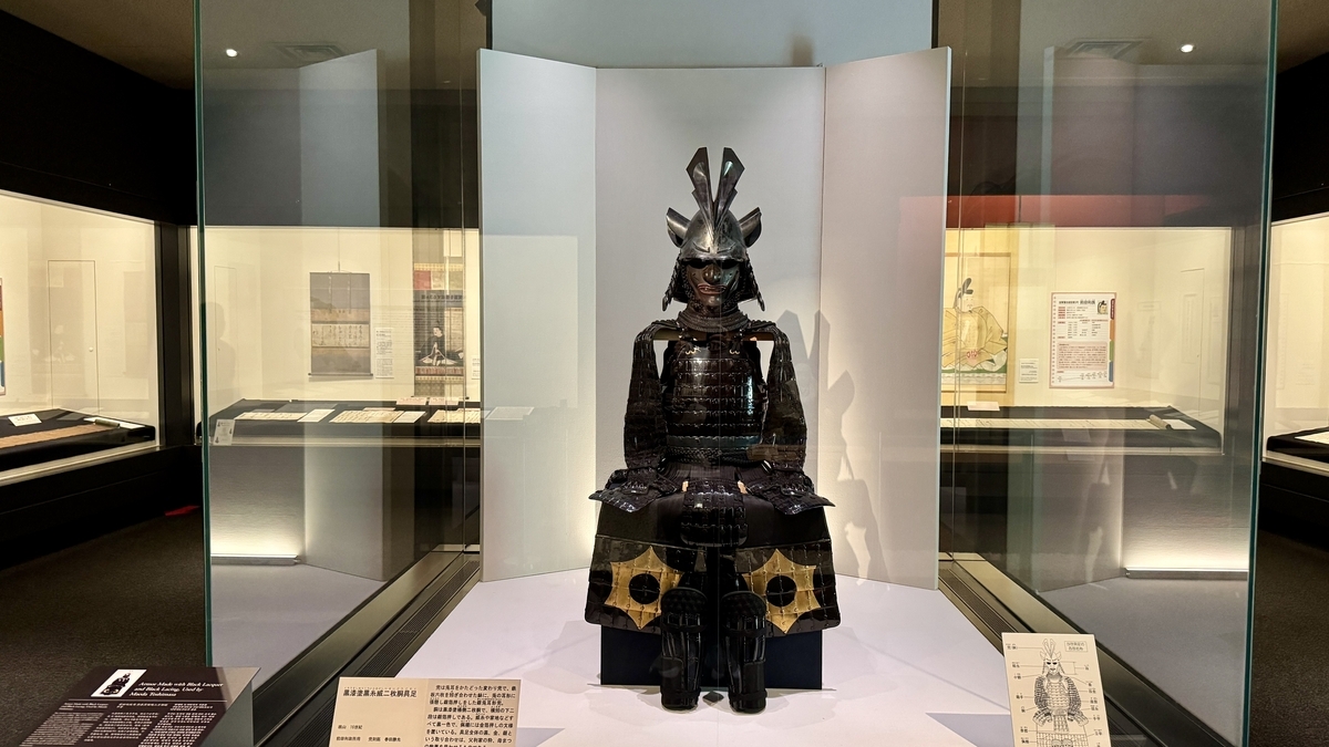 兎耳の銀兜と黒漆塗の胴を備えた前田利政の鎧、黒漆塗黒糸威二枚胴具足