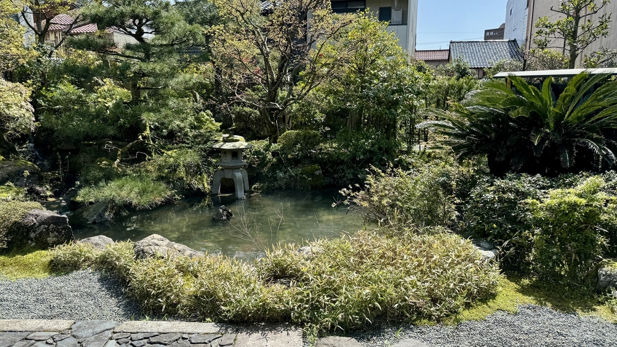池と石灯籠が配された前田土佐守家資料館の日本庭園