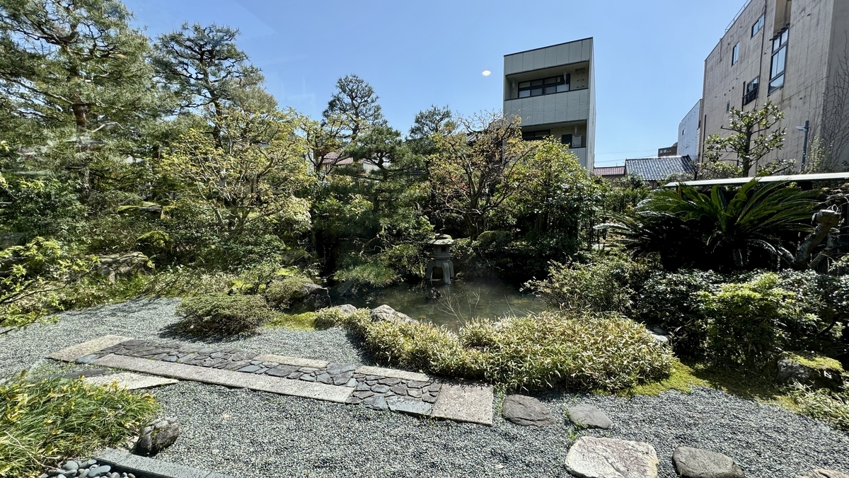 飛び石が手前にのびる前田土佐守家資料館の日本庭園の全景