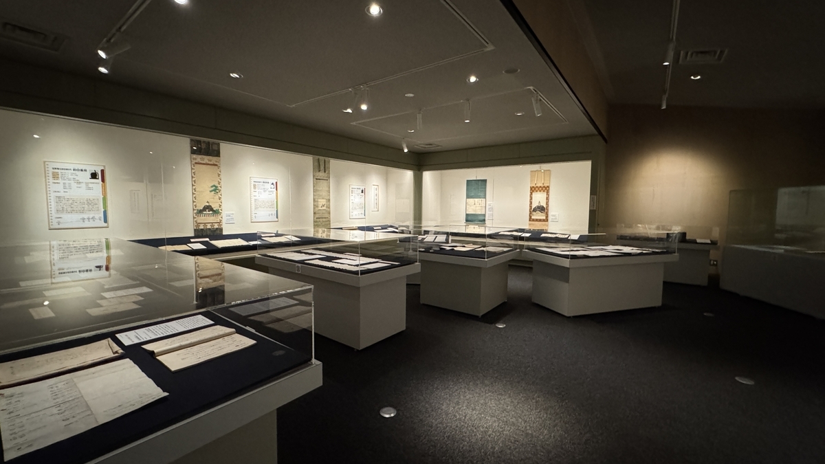ガラスケースに古文書が並ぶ第二展示室の企画展示の様子