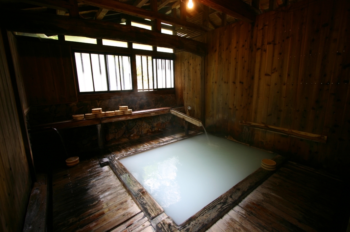 木造の浴室に設けられた白濁湯の内湯