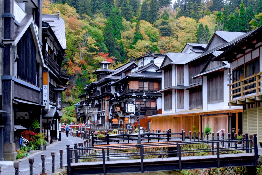 銀山温泉の木造旅館が並ぶ川沿いの温泉街
