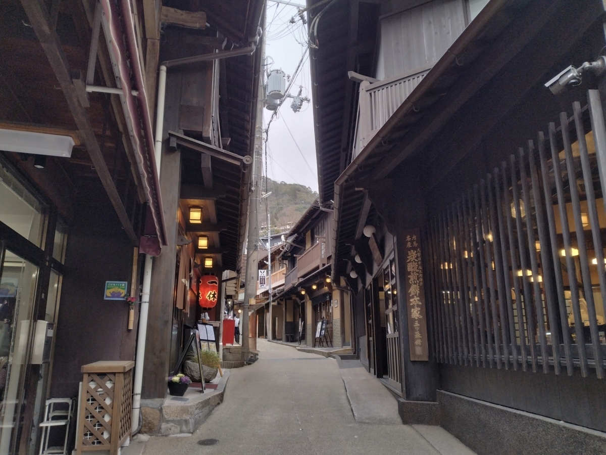有馬温泉の古い旅館が並ぶ細い路地