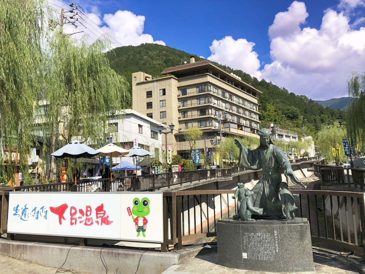 下呂温泉の白鷺伝説を伝える像と温泉街