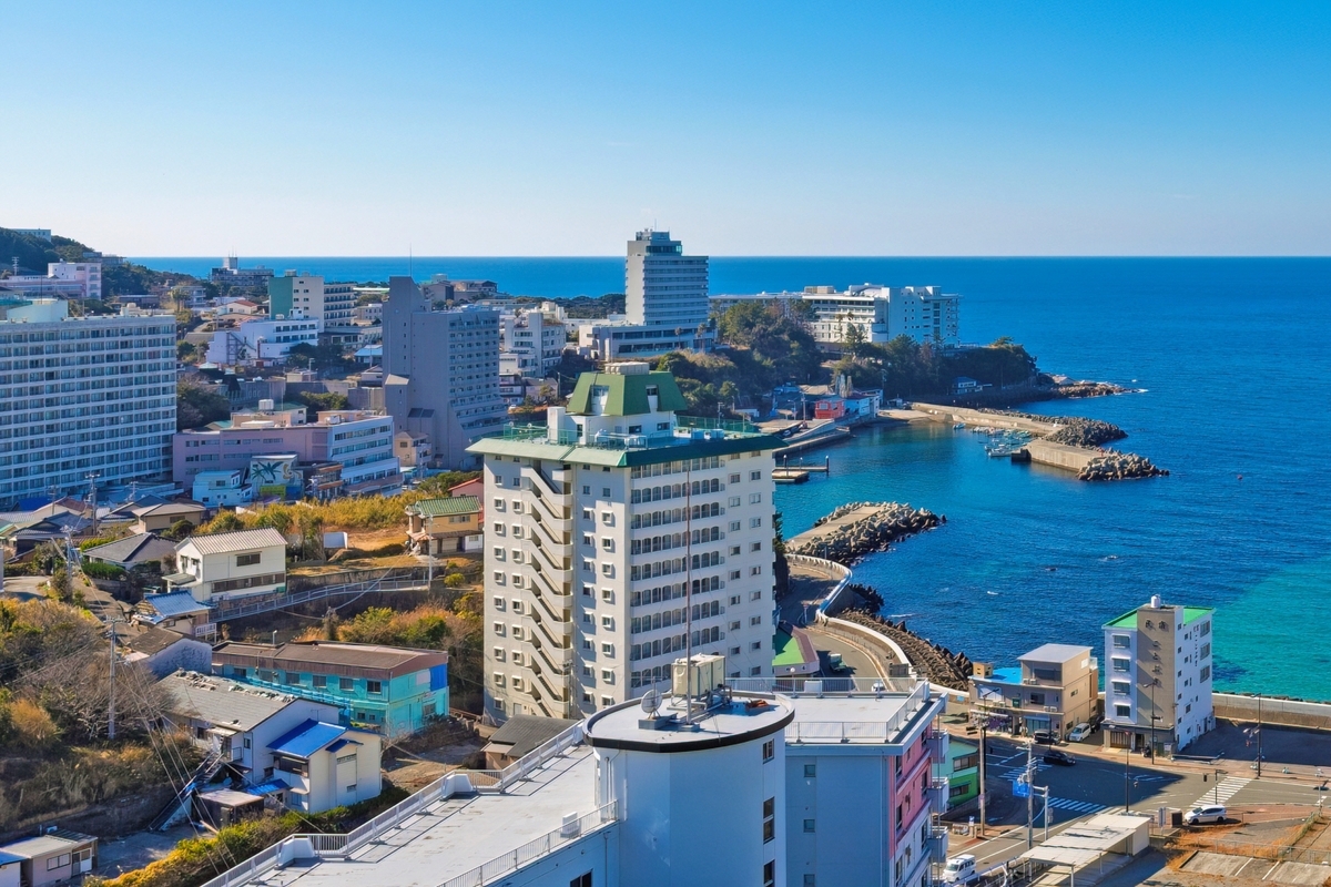 太平洋を望む南紀白浜温泉の海沿いの温泉街