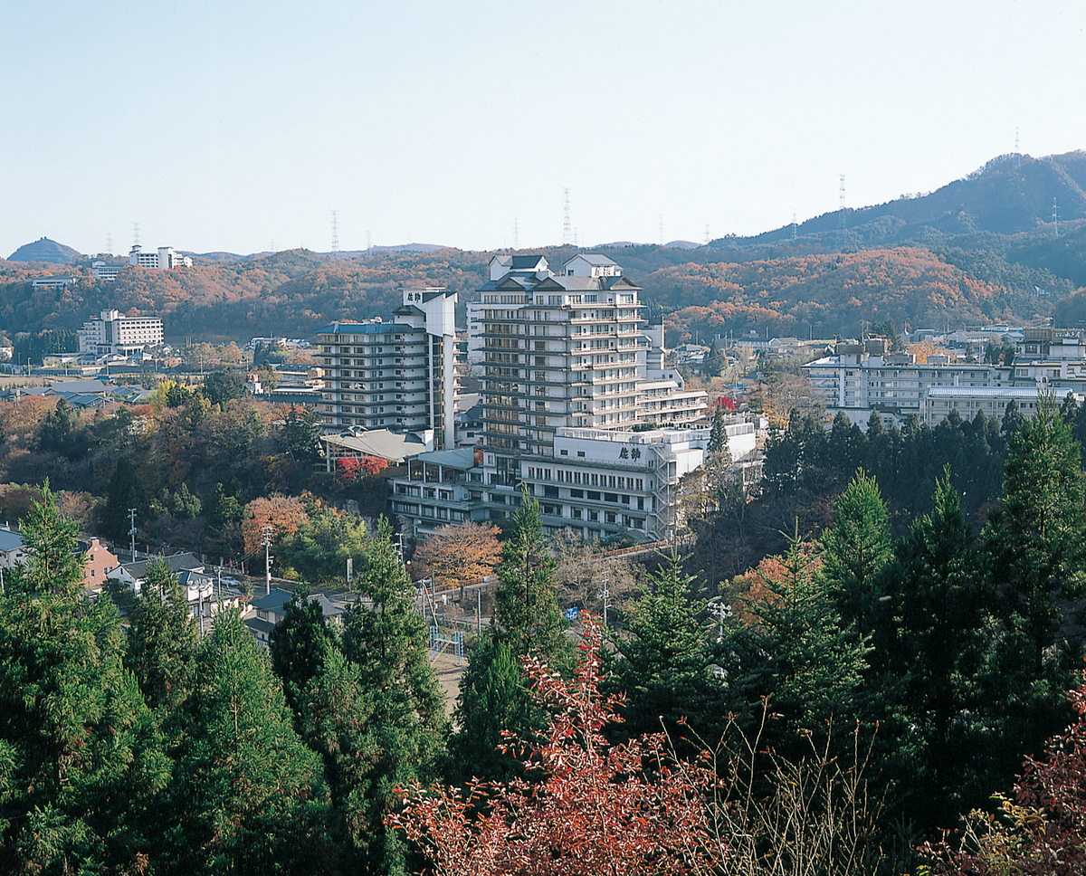 山あいに旅館が建つ秋保温泉の温泉街
