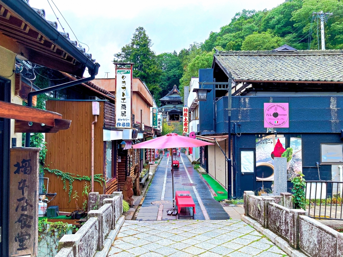 別所温泉の石畳の通りと土産店が並ぶ温泉街