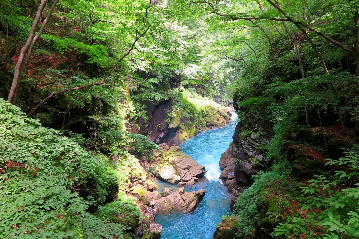 川中温泉の近くを流れる吾妻渓谷の青い川