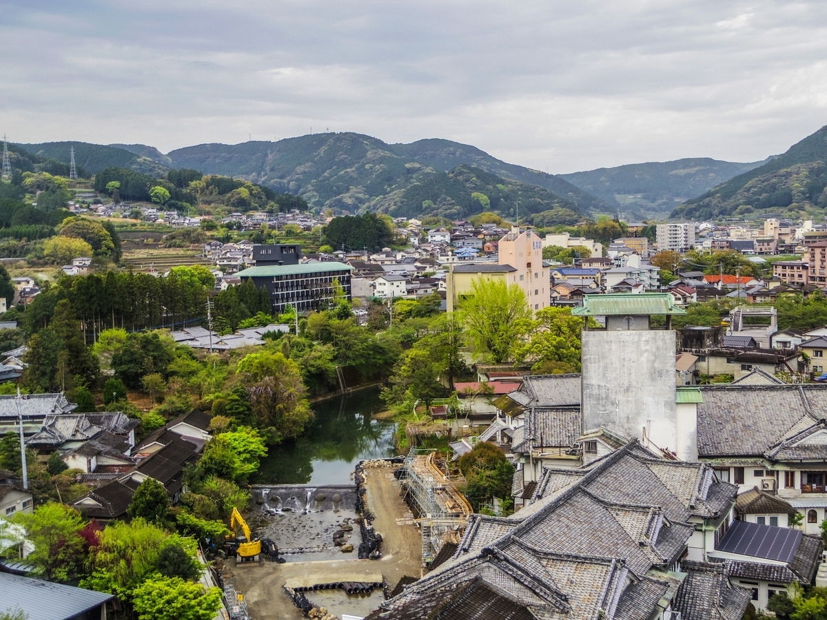 山に囲まれた嬉野温泉の街並みと川沿いの風景