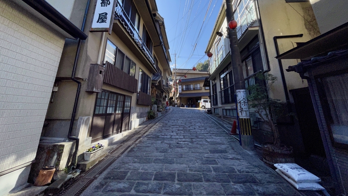湯平温泉の石畳の坂道に旅館が並ぶ温泉街