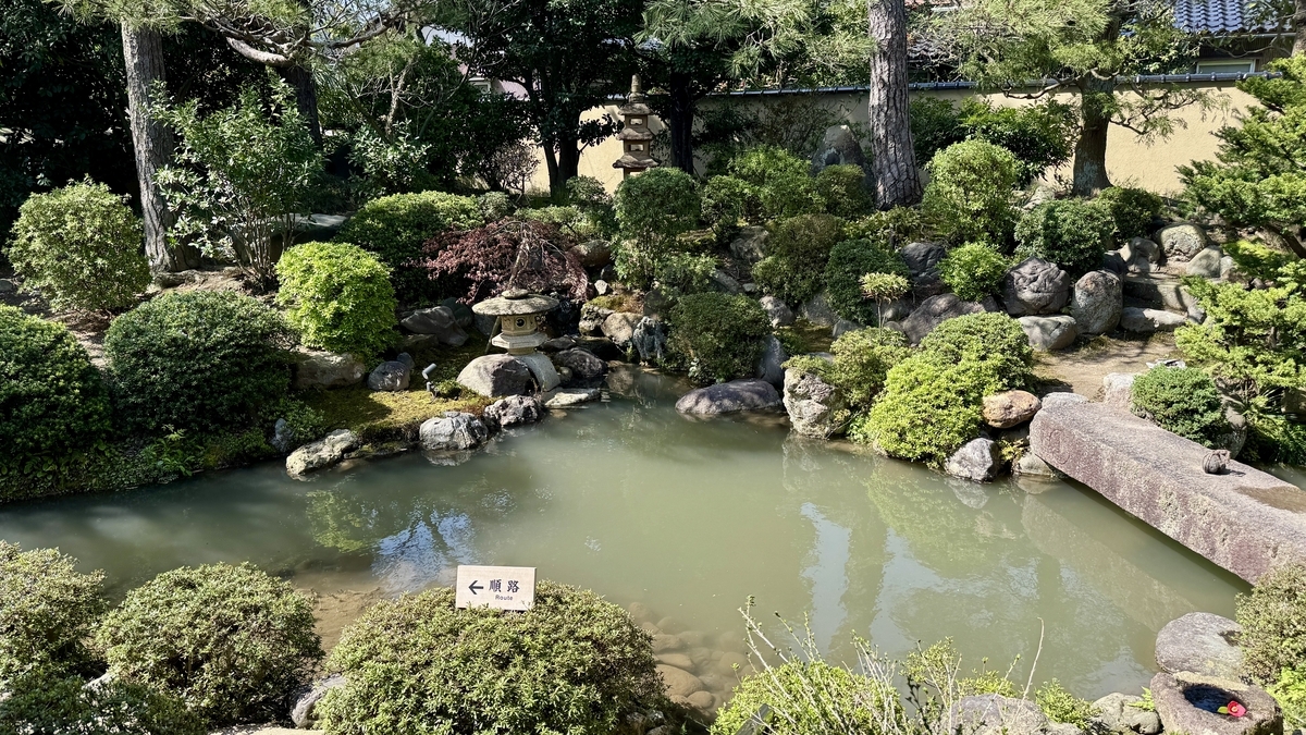 池を中心に築山と植栽が広がる千田家庭園の全景