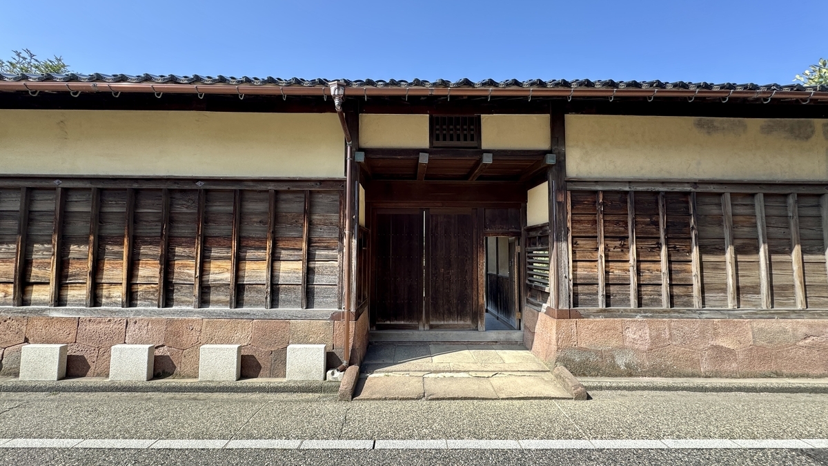 旧加賀藩士高田家跡の長屋門を正面から見た外観