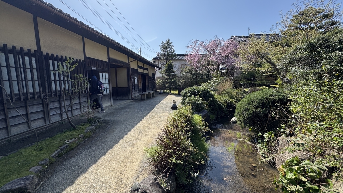 旧加賀藩士高田家跡の長屋門奥に広がる庭園と池