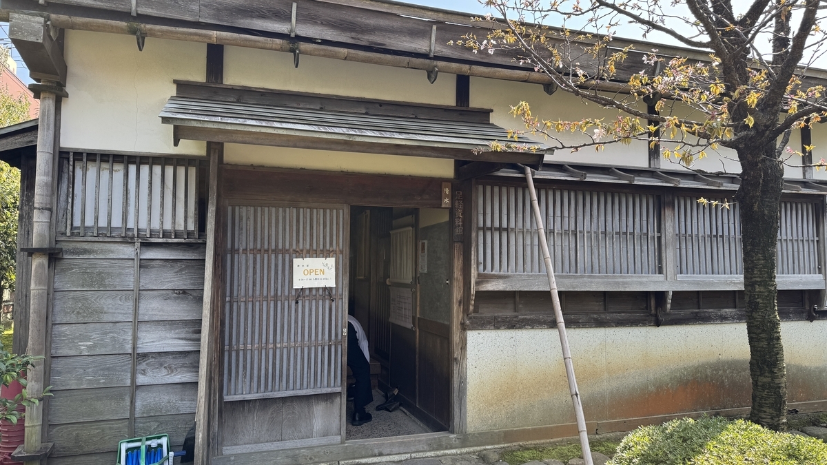 清水家の格子戸がある玄関と木造外観