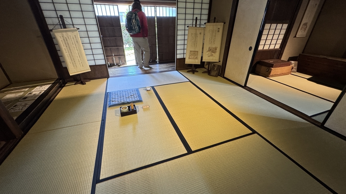 清水家の畳敷きの座敷と玄関へ続く室内
