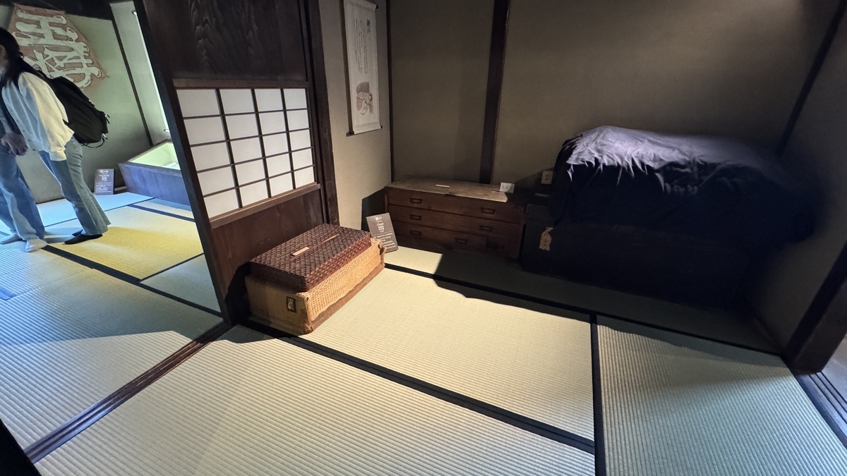 清水家の納戸に置かれた寝具と箪笥