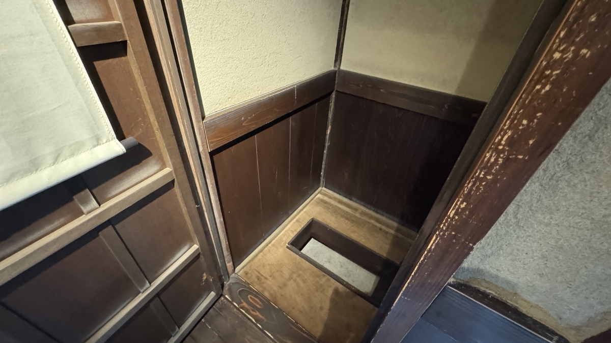 清水家に残る木板張りの厠