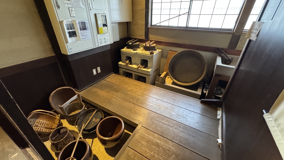 清水家の流しに残るかまどと桶などの台所道具