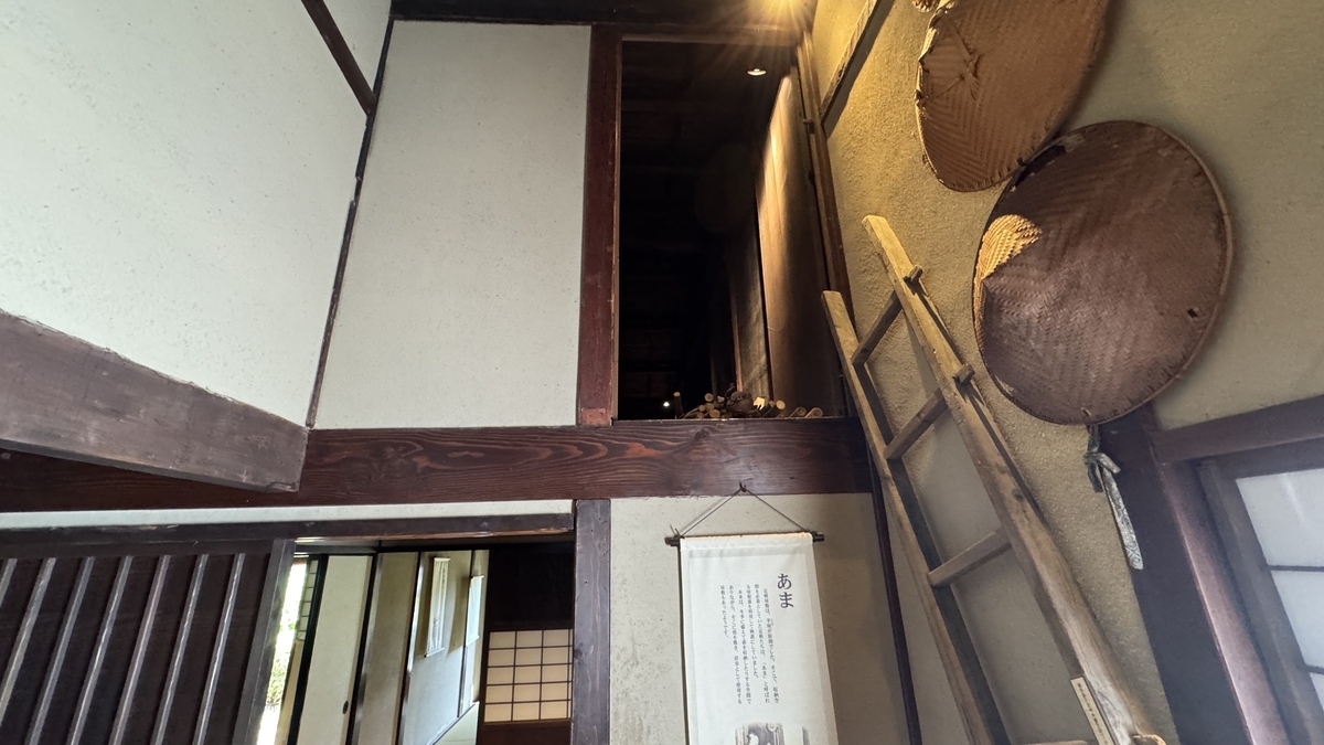 清水家の屋根裏あまへ上がる梯子と壁に掛けた道具