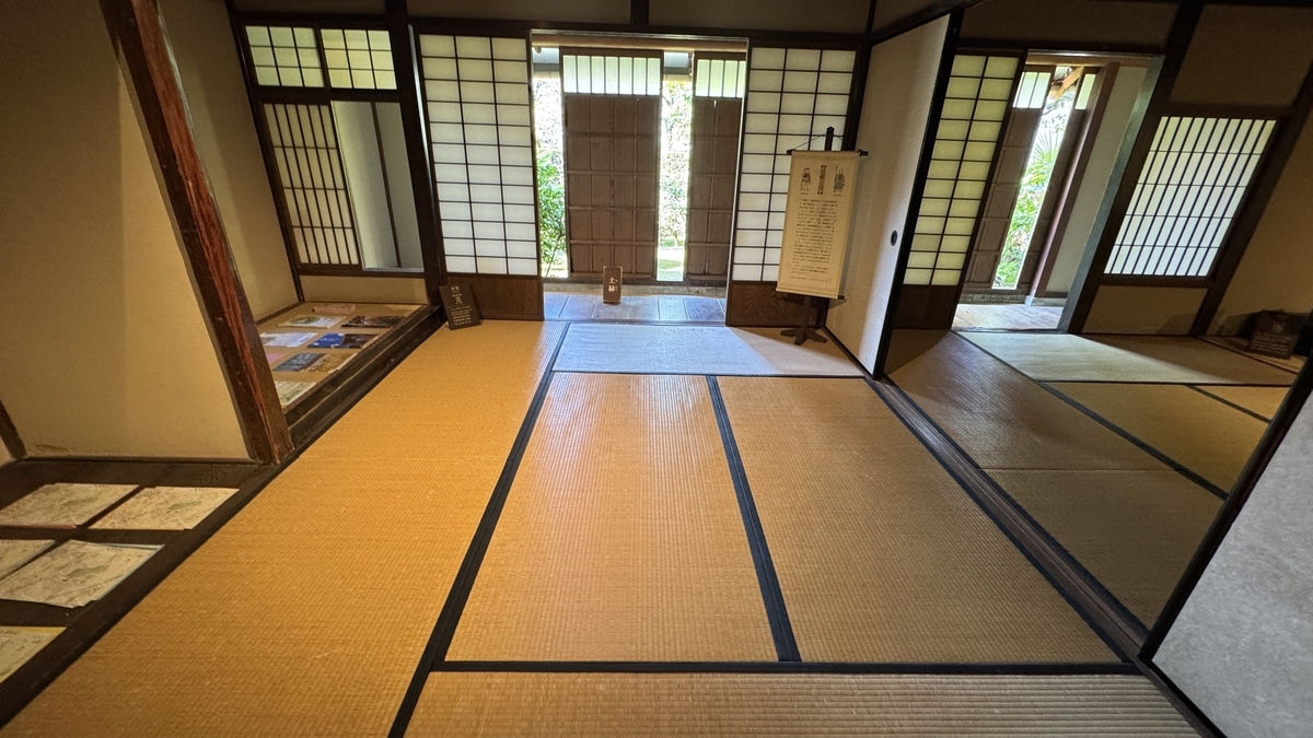 高西家の畳敷きの座敷から玄関を望む室内