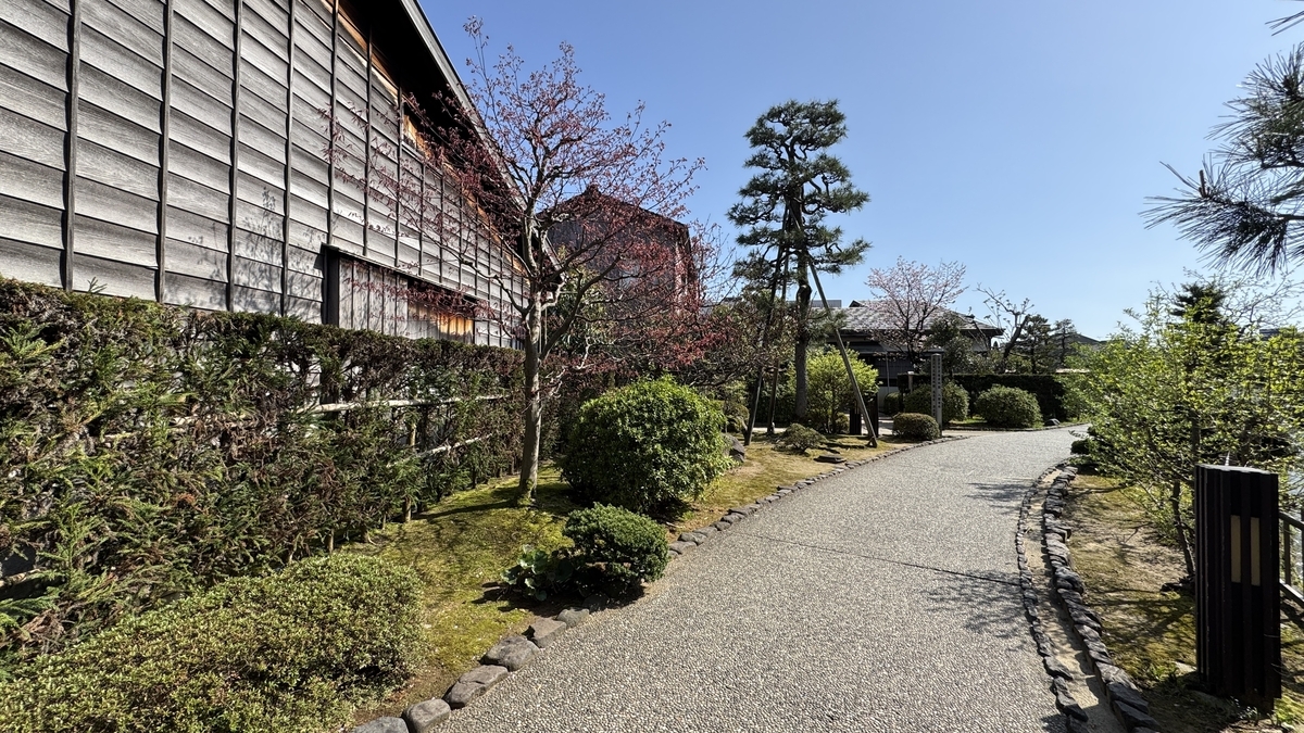 金沢市足軽資料館の屋敷沿いに続く庭園通路