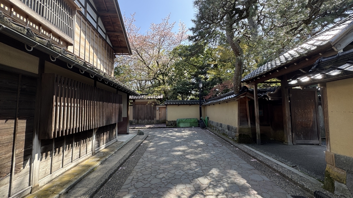 長町武家屋敷跡の石畳と土塀が続く通り