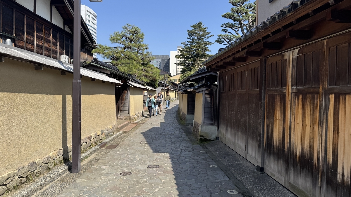 二の橋付近の土塀と木格子に挟まれた石畳の路地