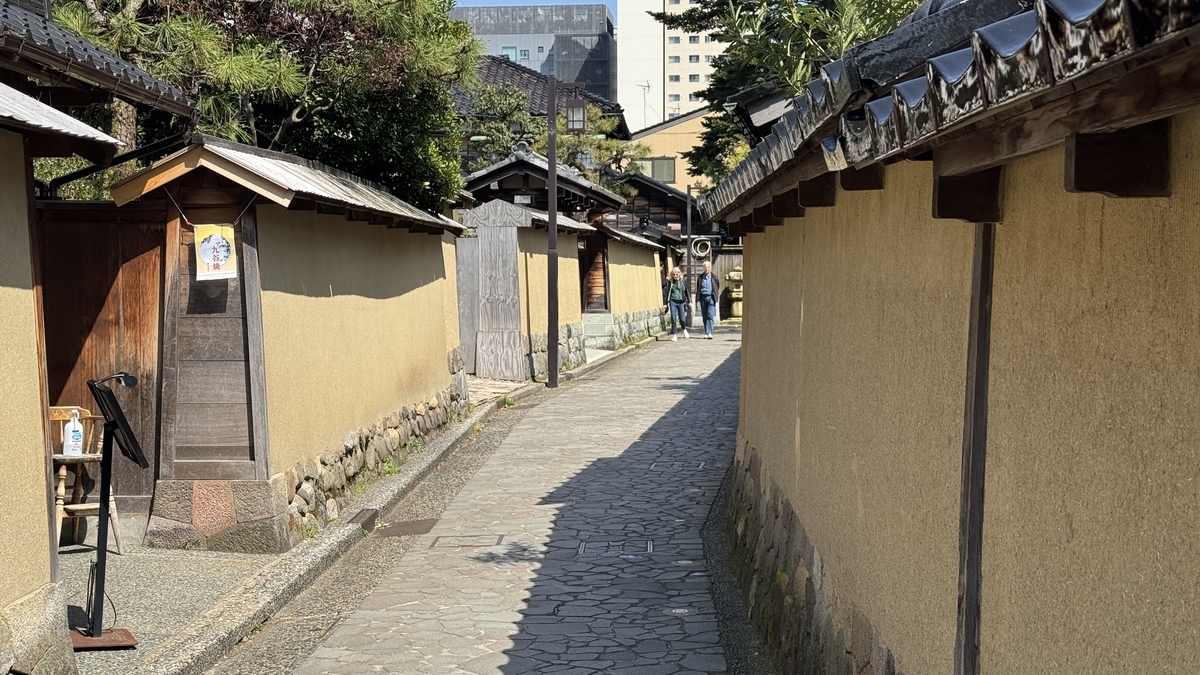 黄土色の土塀が両側に続く長町武家屋敷跡の細い路地