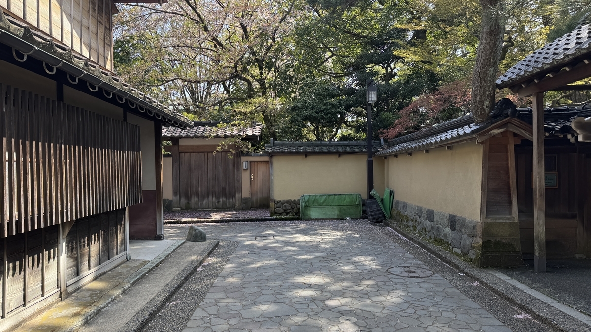 木格子の建物と土塀に囲まれた長町武家屋敷跡の路地