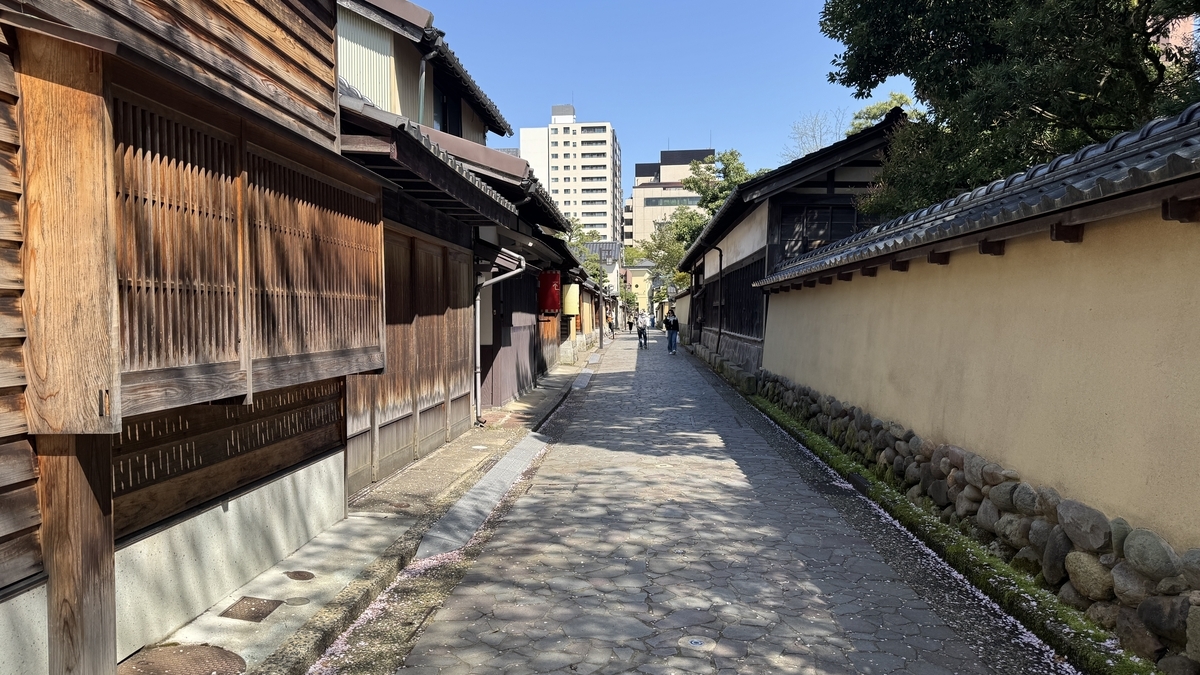 木造町家と土塀が向かい合う長町武家屋敷跡の石畳
