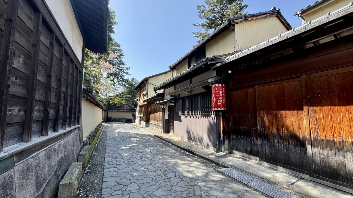 飲食店の提灯が見える長町武家屋敷跡の静かな路地